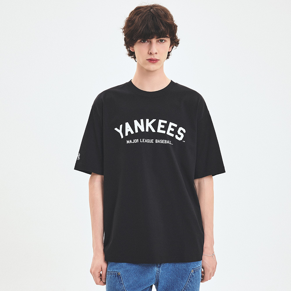 Tシャツ・カットソー [MLB] VARSITY BIG LOGO OVER FIT SHORT T-SHIRT MLB NY Yankees Small Heart Logo Overfit T-Shirt Black – voilà.id