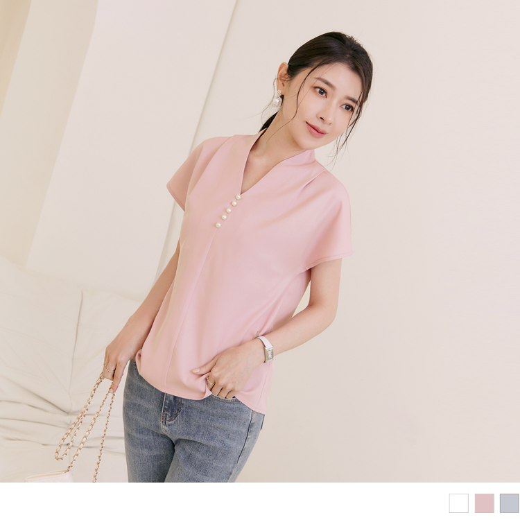 OB 小V臉．V領落肩短袖抓褶珍珠上衣 OBAB18279 SS23