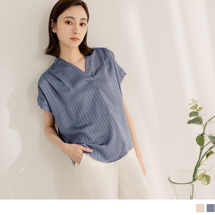 OB 小V臉．微光澤V領條紋落肩短袖上衣 OBAB18379 SS23