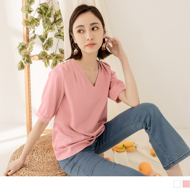 OB 小V臉．V領造型釦微光澤上衣 OBAB18459 SS23