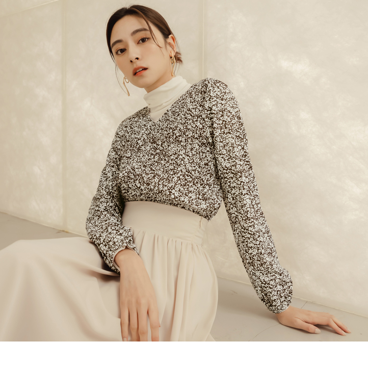 OB 滿版碎花V領長袖傘襬上衣 OBAB19176 FW23
