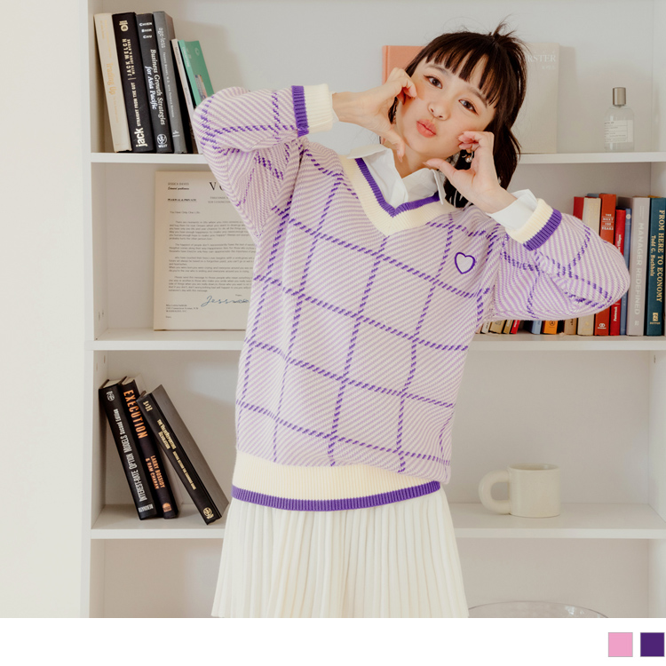 OB QQ毛衣．撞色格紋V領愛心刺繡上衣 OBFA2785 FW23