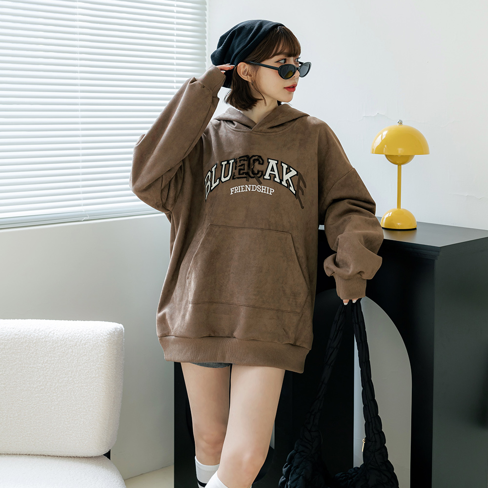 OB 率性麂皮絨字母印花連帽上衣 OBAB19870 FW24