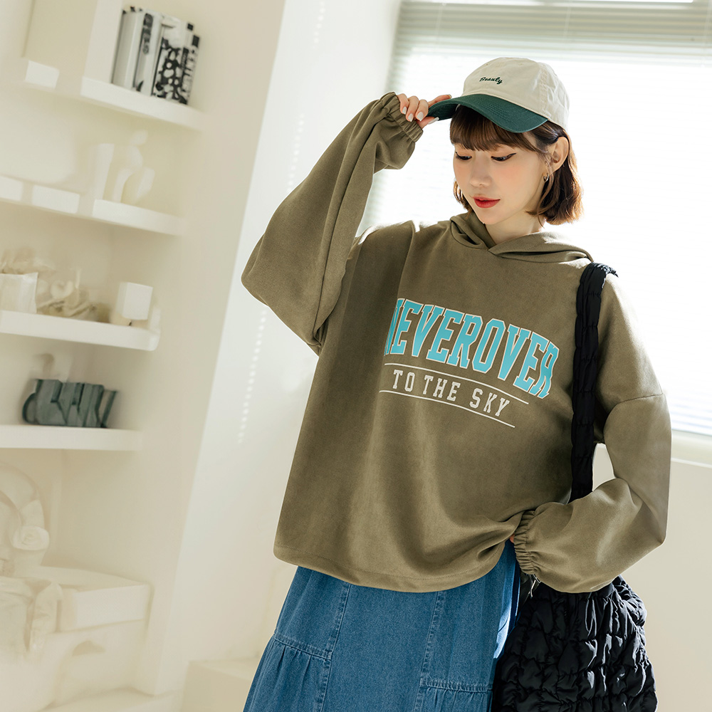 OB 率性麂皮絨字母印花抽繩收腰連帽上衣 OBAB19871 FW24