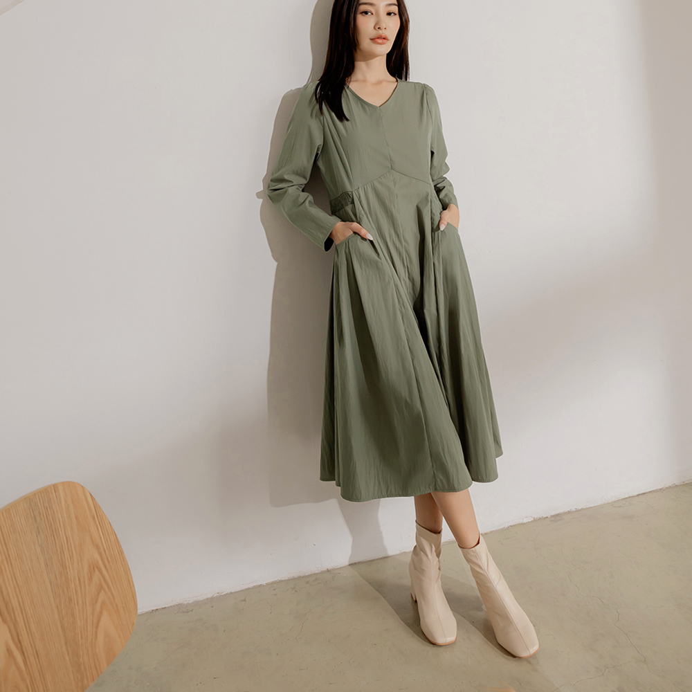 OB 細緻V領收腰口袋傘襬連身裙 OBDA10269 FW24