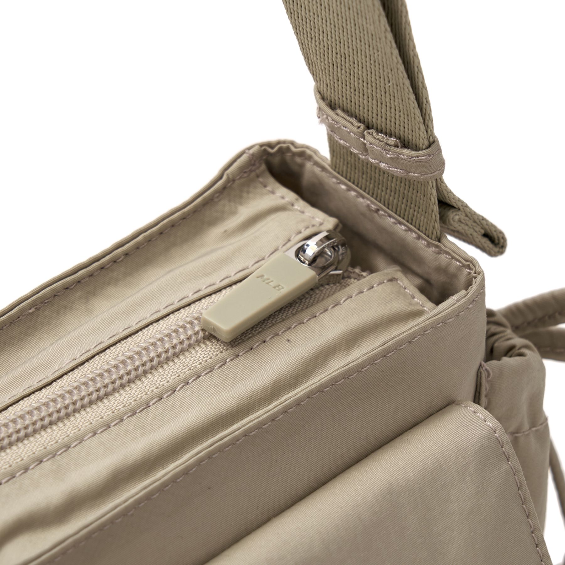 [MLB] Basic Gorpcore Cross Bag ★すぐ品切れ★ Aespa Karina PICK] MLB Basic Gorpcore Pocket Crossbody Bag