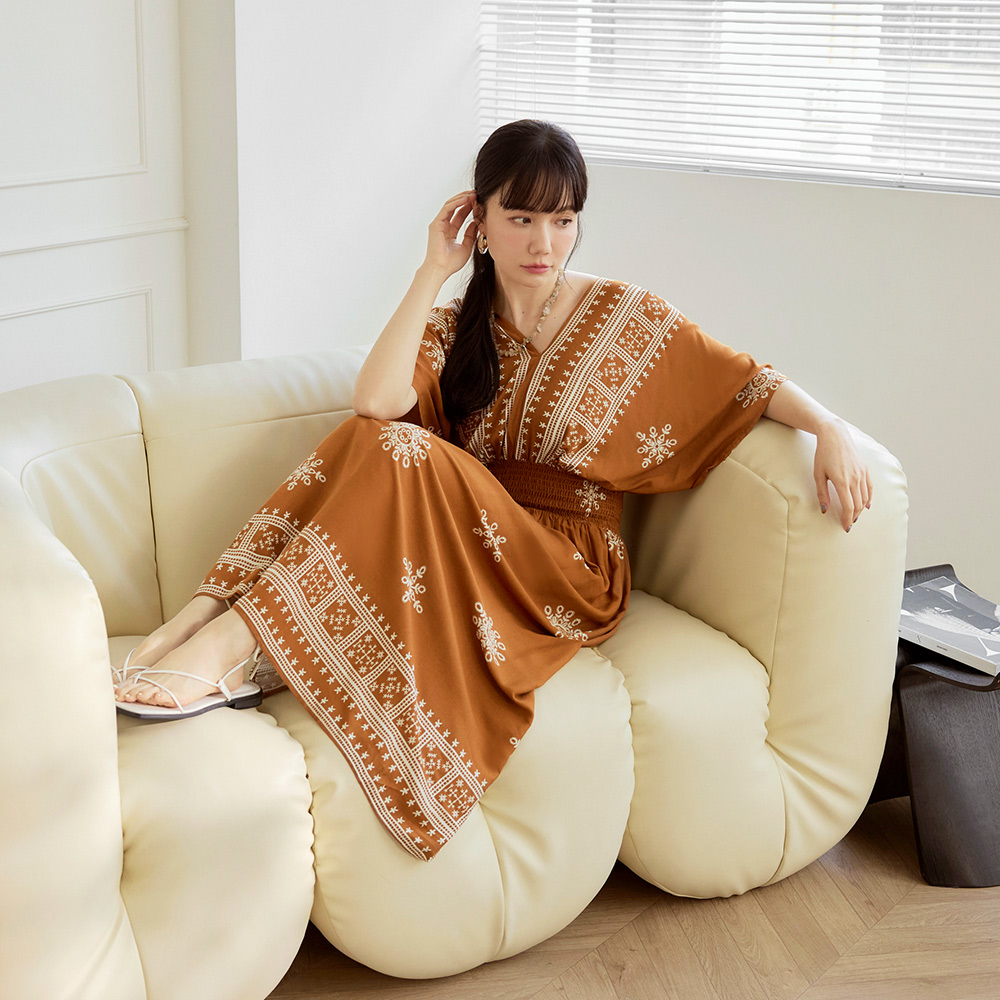 OB 圖騰V領側開衩寬袖長連身裙 OBDA10580 SS25