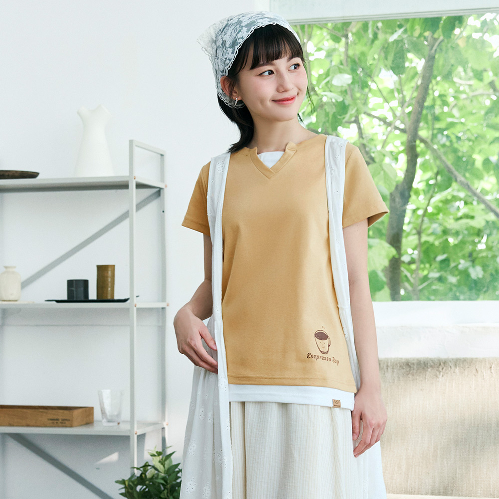 OB 咖啡廳家族．濃濃小子假兩件小V領印花TEE OBKG1290 SS25