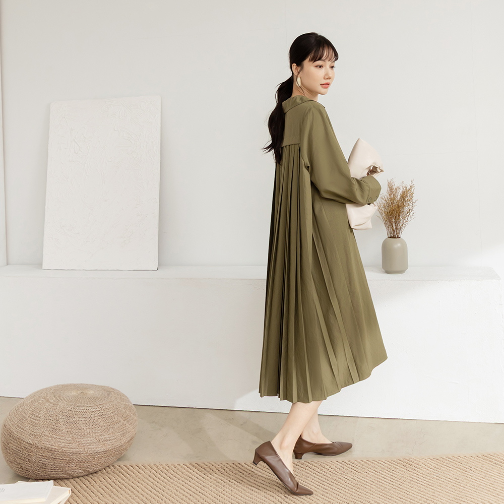 OB 微皺紋理翻領開襟後百褶傘襬連身裙 OBDA10594 FW25