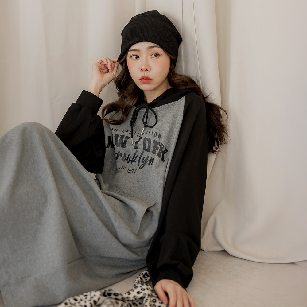 OB 復古英文印花拉克蘭袖寬鬆連帽連身裙 OBDA10665 FW25