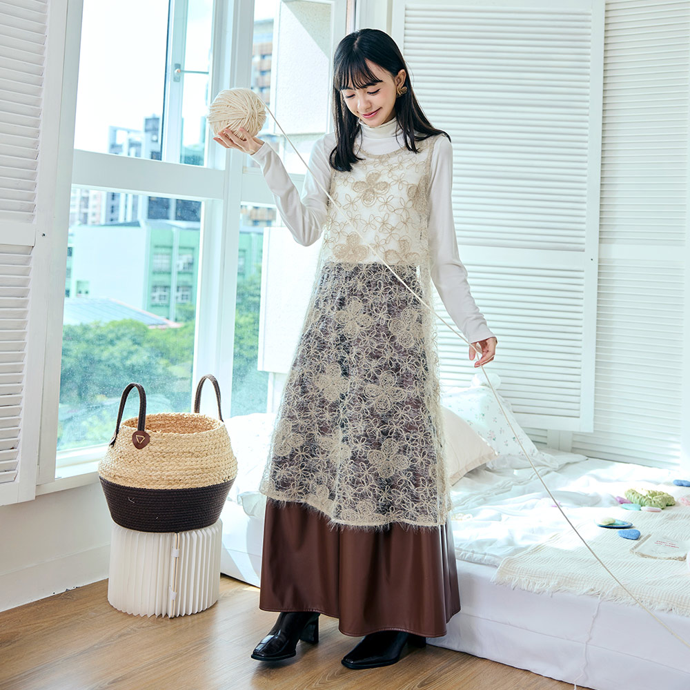 OB 日系羽毛感透膚網紗立體毛線花外罩連身裙 OBAB20841 FW25
