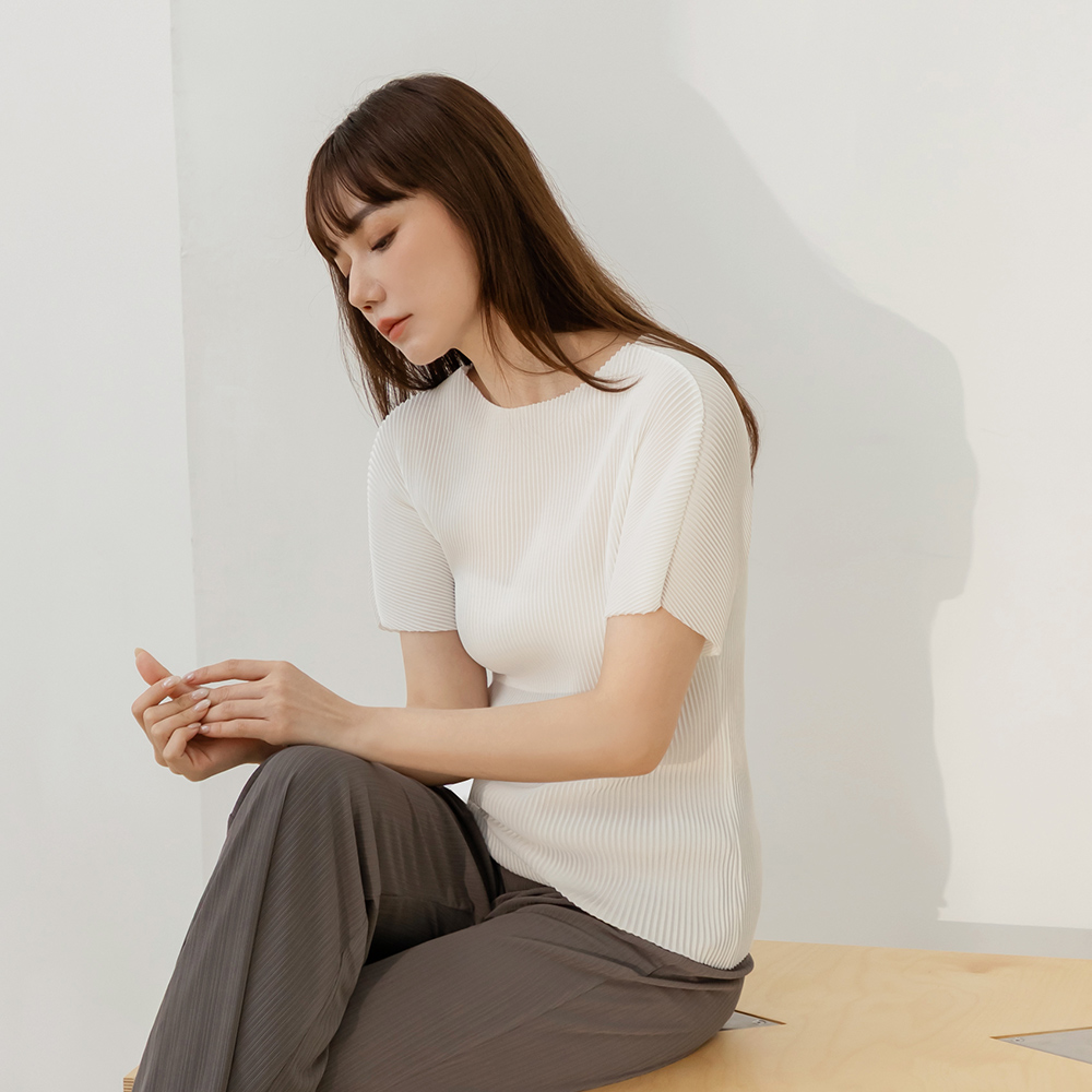 OB 細緻立體壓褶純色短袖上衣 OBAB21135 SS26