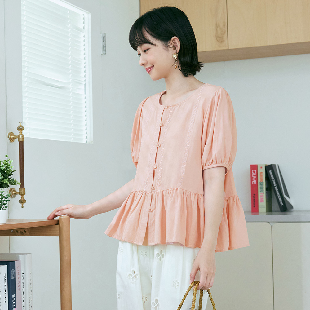 OB 日系立體刺繡荷葉下擺泡泡袖排釦上衣 OBAB21331 SS26